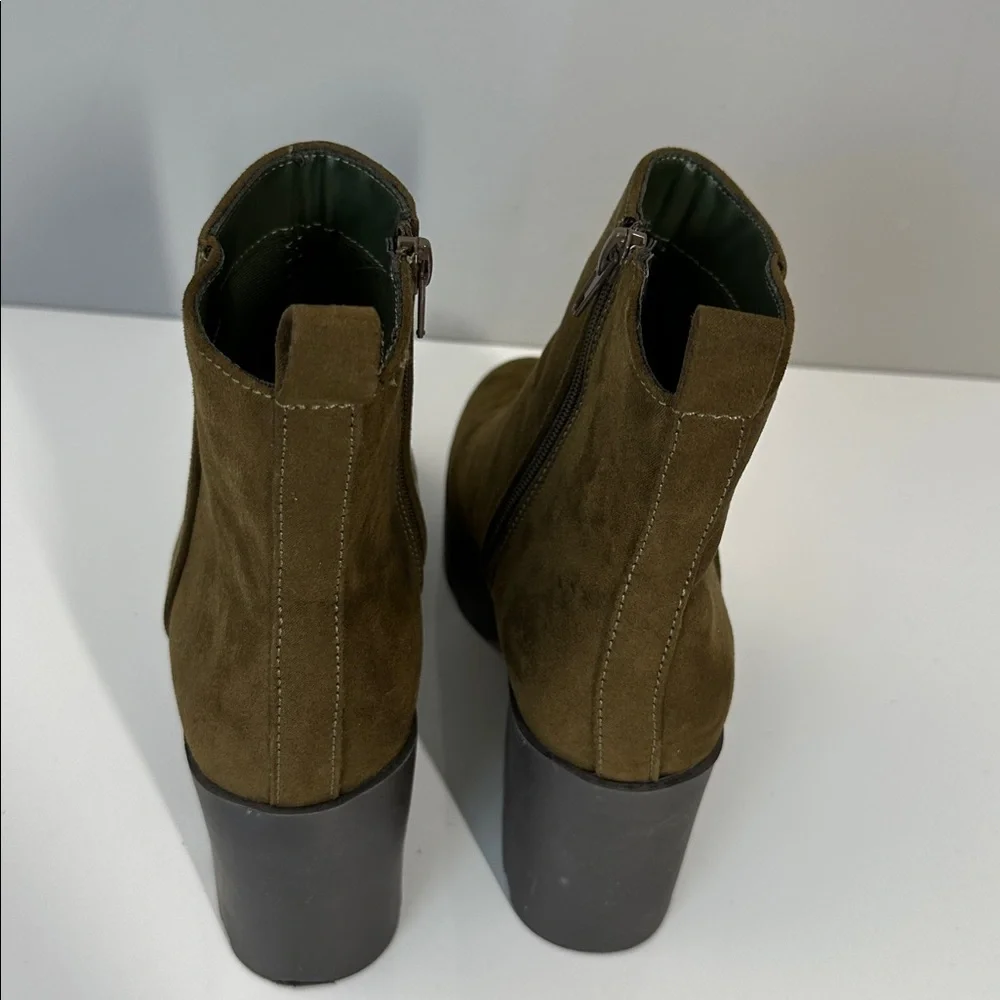 Journee Collection Cassidy‎ Lug Sole Faux Suede Booties Size 8